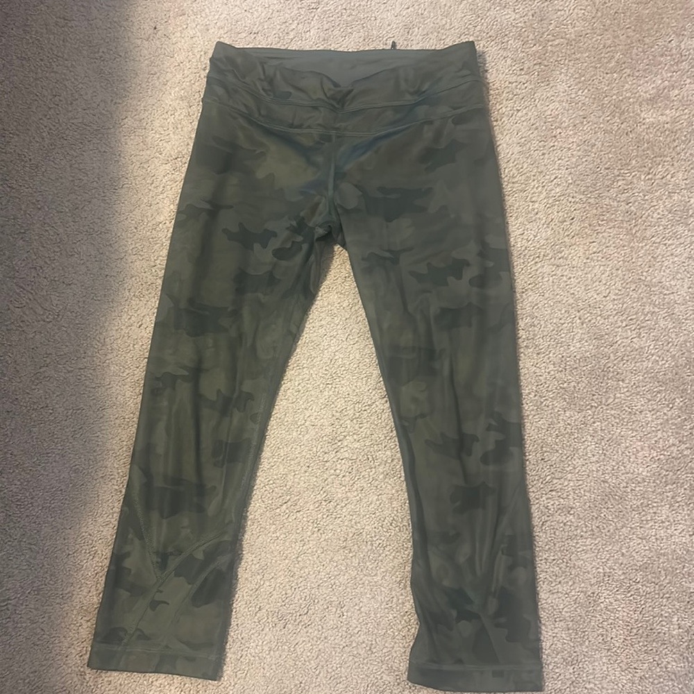 Lululemon Capri Leggings size 6 Camo green